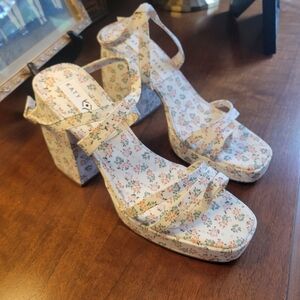 NWT Katy Perry-The Meadow Classic Sandal 9M Red Multi NWT